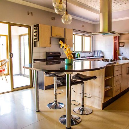 Emc Fully Furnished &Serviced Villas 4 Bedroom With Solar Power , Private Pool, Starlink Wifi ,Aircons & Dstv لوساكا المظهر الخارجي الصورة