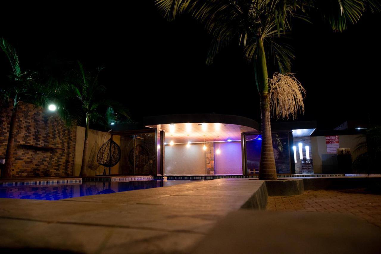 Emc Fully Furnished &Serviced Villas 4 Bedroom With Solar Power , Private Pool, Starlink Wifi ,Aircons & Dstv لوساكا المظهر الخارجي الصورة