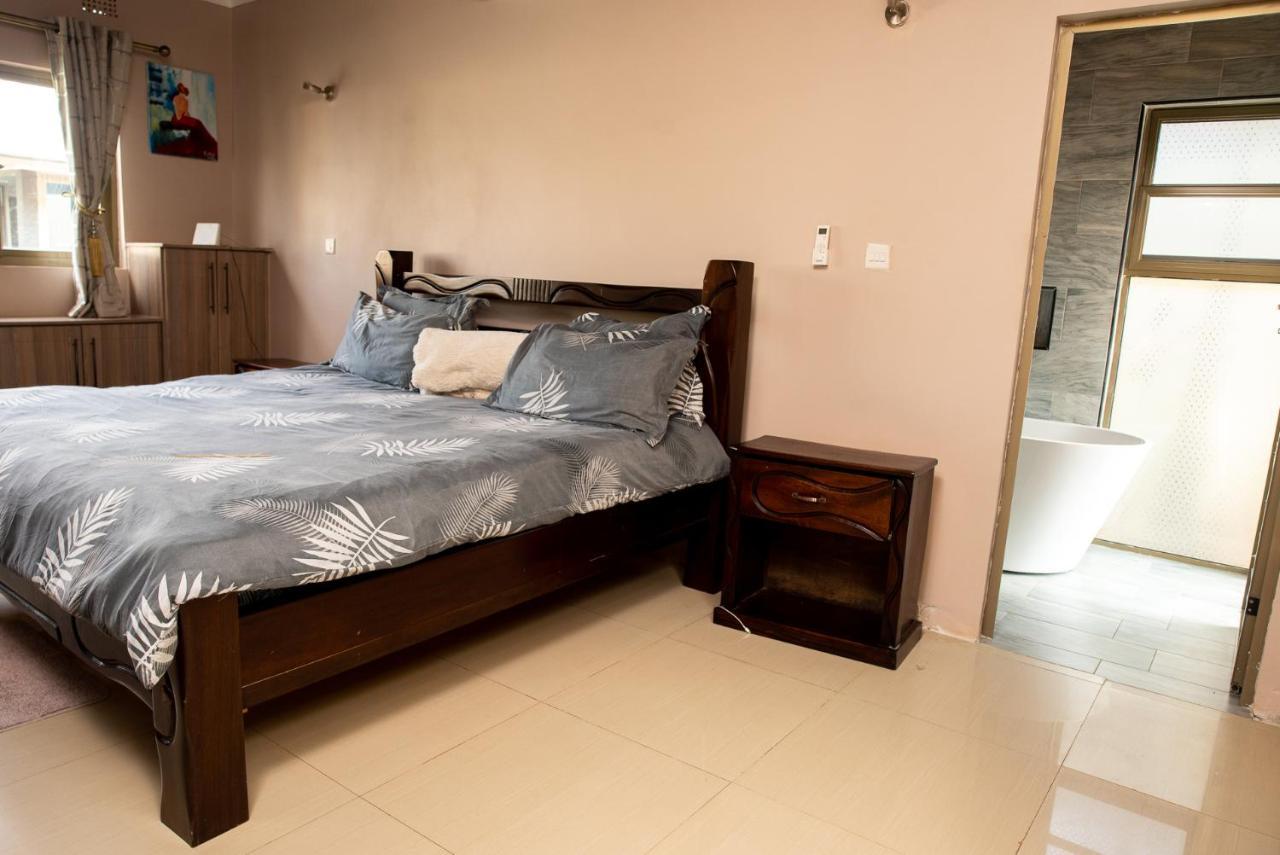 Emc Fully Furnished &Serviced Villas 4 Bedroom With Solar Power , Private Pool, Starlink Wifi ,Aircons & Dstv لوساكا المظهر الخارجي الصورة