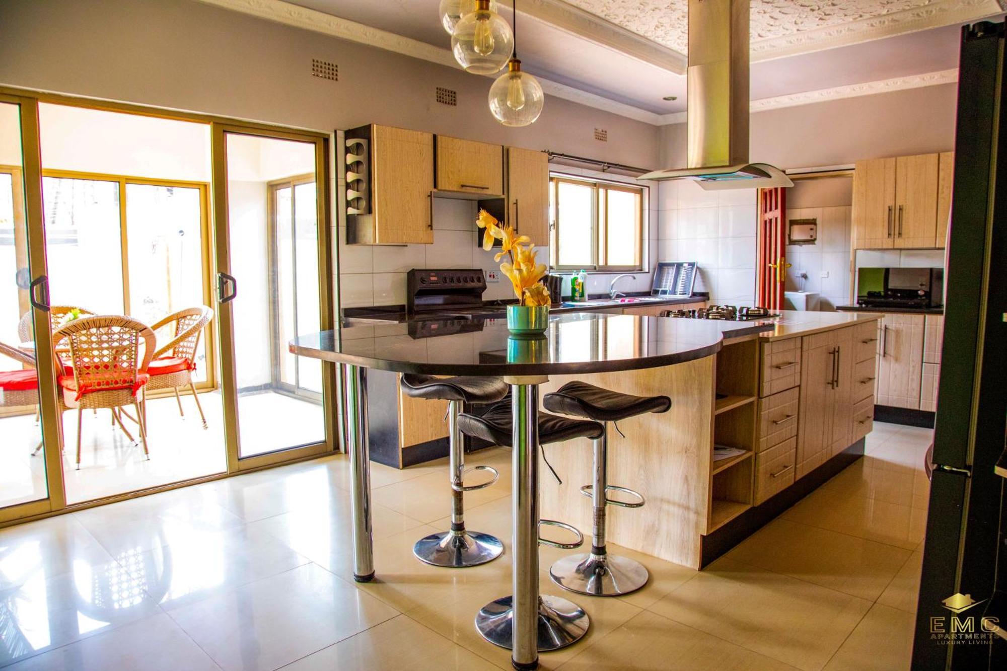 Emc Fully Furnished &Serviced Villas 4 Bedroom With Solar Power , Private Pool, Starlink Wifi ,Aircons & Dstv لوساكا المظهر الخارجي الصورة